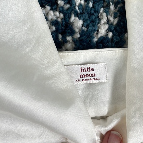 Aritzia (little moon) cropped blouse - size xs - Picture 3 of 3